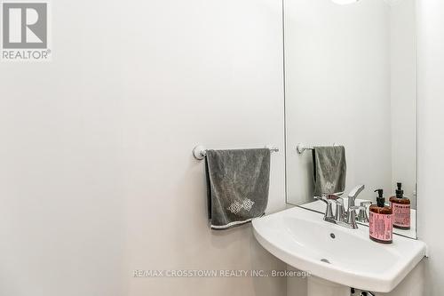 22 Fergus Ave, Richmond Hill, ON - Indoor Photo Showing Bathroom