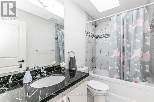 22 Fergus Ave, Richmond Hill, ON - Indoor Photo Showing Bathroom