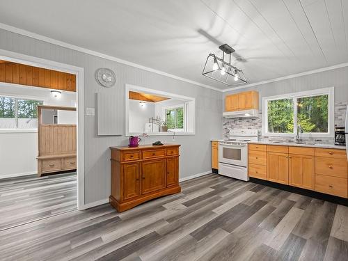 1164 Pratt Rd, Coombs, BC - Indoor Photo Showing Kitchen