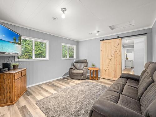 1164 Pratt Rd, Coombs, BC - Indoor Photo Showing Living Room