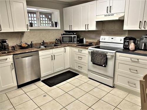 90 Chapman Place, Kamloops, BC - Indoor Photo Showing Kitchen With Double Sink