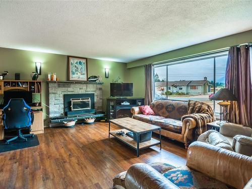6175 Drinkwater Rd, Port Alberni, BC - Indoor Photo Showing Living Room With Fireplace