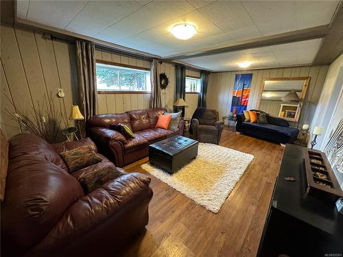 6175 Drinkwater Rd, Port Alberni, BC - Indoor Photo Showing Living Room
