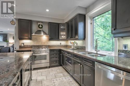 #306 -390 Upper Middle Rd E, Oakville, ON - Indoor Photo Showing Kitchen With Double Sink With Upgraded Kitchen