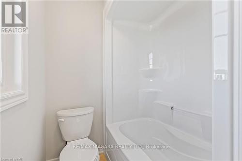 7109 Parsa Street, Niagara Falls, ON - Indoor Photo Showing Bathroom