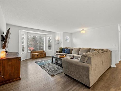 2925 Sandberg Road, West Kelowna, BC - Indoor Photo Showing Living Room
