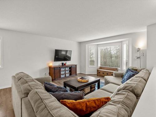 2925 Sandberg Road, West Kelowna, BC - Indoor Photo Showing Living Room
