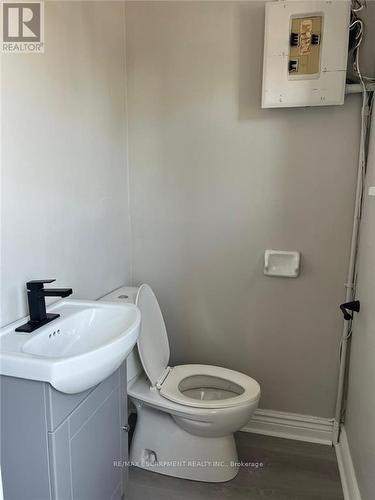 Upper - 155 King Street W, Hamilton, ON - Indoor Photo Showing Bathroom