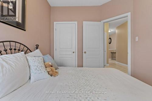 12 Conrad Place, Grimsby, ON - Indoor Photo Showing Bedroom