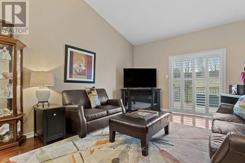 12 Conrad Place, Grimsby, ON - Indoor Photo Showing Living Room