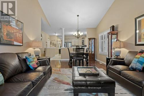 12 Conrad Pl, Grimsby, ON - Indoor Photo Showing Living Room