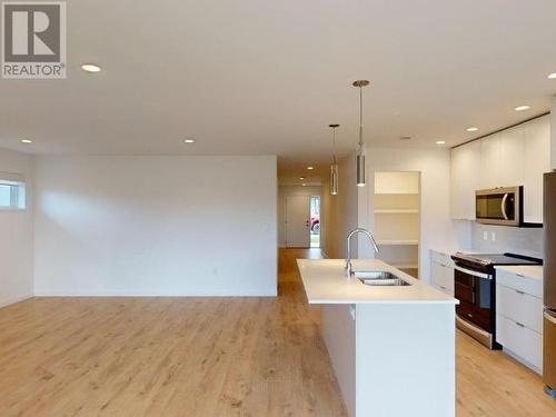 7295 Edgehill Crescent, Powell River, BC - Indoor Photo Showing Kitchen With Double Sink