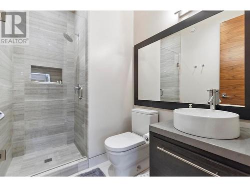 5818 Dale Avenue, Summerland, BC - Indoor Photo Showing Bathroom