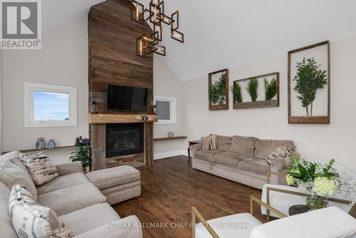 28 Thoroughbred Dr, Oro-Medonte, ON - Indoor Photo Showing Living Room With Fireplace
