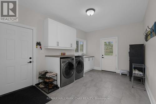 28 Thoroughbred Dr, Oro-Medonte, ON - Indoor Photo Showing Laundry Room