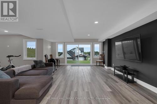 28 Thoroughbred Dr, Oro-Medonte, ON - Indoor Photo Showing Living Room