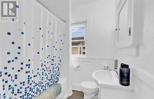 1525 Dufferin, Windsor, ON - Indoor Photo Showing Bathroom