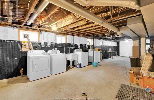 1525 Dufferin, Windsor, ON - Indoor Photo Showing Laundry Room