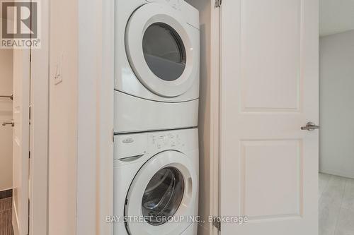 1615 - 400 Adelaide Street E, Toronto, ON - Indoor Photo Showing Laundry Room