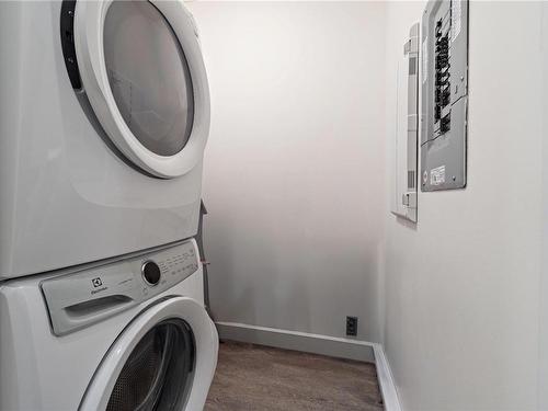 633 Beach Rd, Qualicum Beach, BC - Indoor Photo Showing Laundry Room
