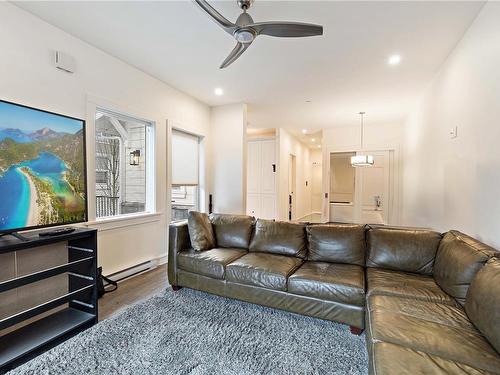 633 Beach Rd, Qualicum Beach, BC - Indoor Photo Showing Living Room