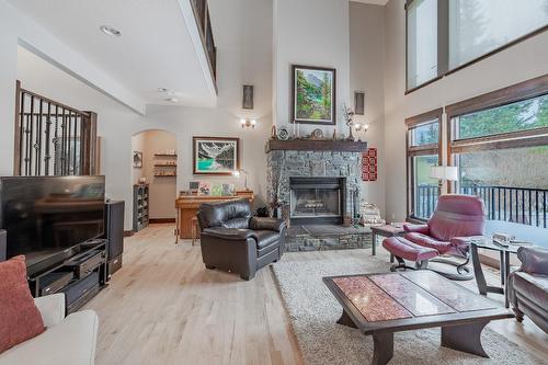 5172 Riverside Close, Fairmont Hot Springs, BC - Indoor Photo Showing Living Room With Fireplace