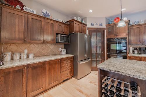 5172 Riverside Close, Fairmont Hot Springs, BC - Indoor Photo Showing Kitchen