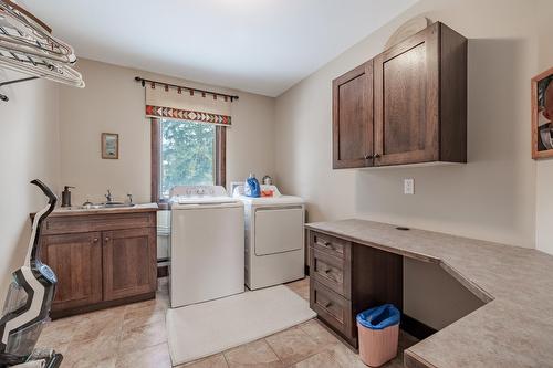 5172 Riverside Close, Fairmont Hot Springs, BC - Indoor Photo Showing Laundry Room