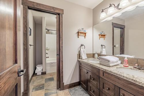 5172 Riverside Close, Fairmont Hot Springs, BC - Indoor Photo Showing Bathroom
