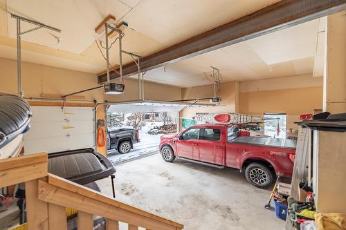 5172 Riverside Close, Fairmont Hot Springs, BC - Indoor Photo Showing Garage