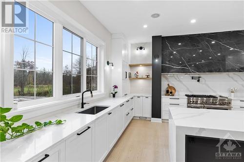 5817 Red Castle Ridge, Manotick, ON - Indoor Photo Showing Kitchen With Upgraded Kitchen