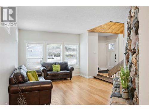 1573 Mountain View Drive, Revelstoke, BC - Indoor Photo Showing Living Room