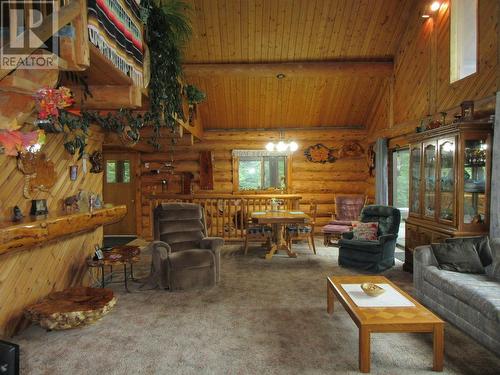 7432 Johnstone Road, Bridge Lake, BC - Indoor Photo Showing Living Room