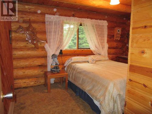 7432 Johnstone Road, Bridge Lake, BC - Indoor Photo Showing Bedroom