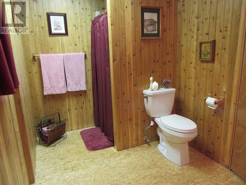 7432 Johnstone Road, Bridge Lake, BC - Indoor Photo Showing Bathroom