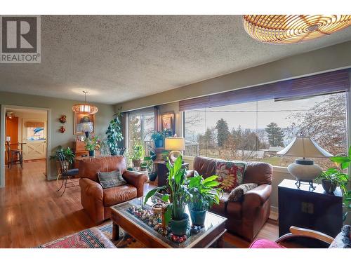 3812 Albrecht Road, Naramata, BC - Indoor Photo Showing Living Room