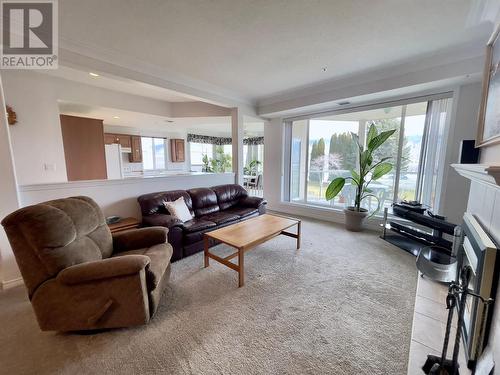 7801 Spartan Drive Unit# 215, Osoyoos, BC - Indoor Photo Showing Living Room