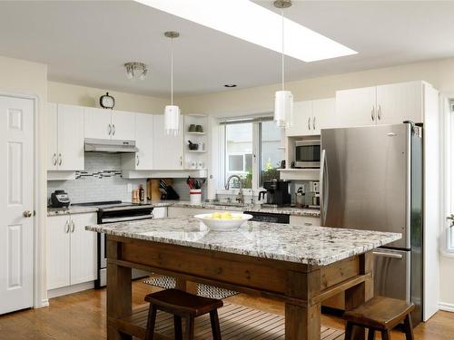 19-452 Glen Pine Court, Kelowna, BC - Indoor Photo Showing Kitchen With Upgraded Kitchen