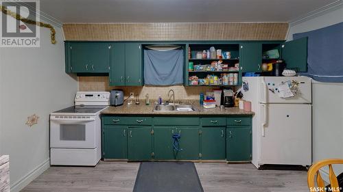 2067 Reynolds Street, Regina, SK - Indoor Photo Showing Kitchen With Double Sink