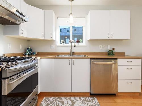 290 Cliffe Ave, Courtenay, BC - Indoor Photo Showing Kitchen With Double Sink