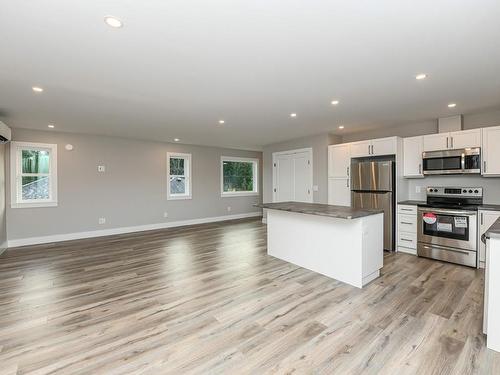 4005 Buckstone Rd, Courtenay, BC - Indoor Photo Showing Kitchen