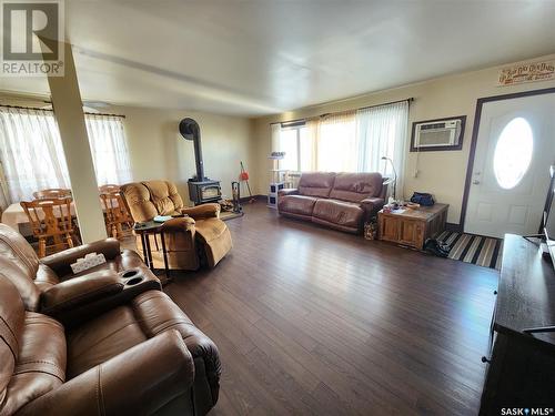 714 Railway Avenue, Pangman, SK - Indoor Photo Showing Living Room