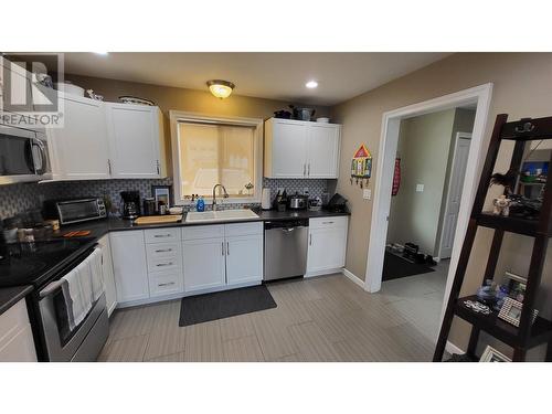 5211 Trans Canada Highway Unit# 4, Tappen, BC - Indoor Photo Showing Kitchen
