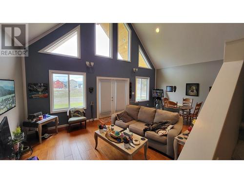 5211 Trans Canada Highway Unit# 4, Tappen, BC - Indoor Photo Showing Living Room