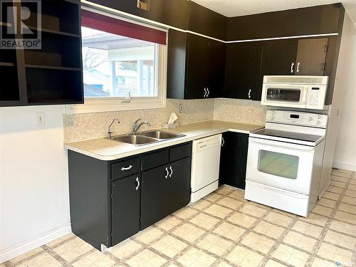 651 8Th Avenue Ne, Swift Current, SK - Indoor Photo Showing Kitchen With Double Sink