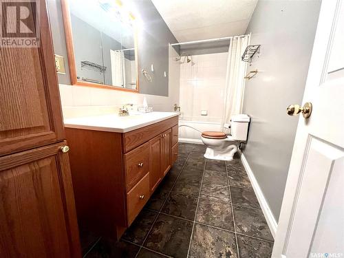 651 8Th Avenue Ne, Swift Current, SK - Indoor Photo Showing Bathroom