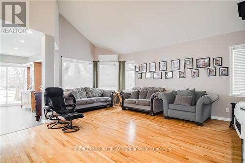 6240 167Th Avenue, Bainsville, ON - Indoor Photo Showing Living Room