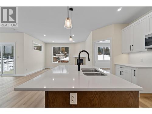 1840 10 Street Sw Unit# 24, Salmon Arm, BC - Indoor Photo Showing Kitchen With Double Sink