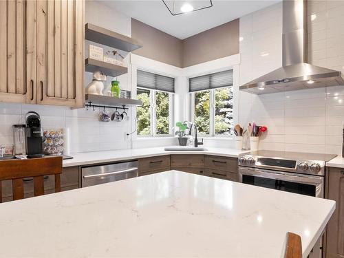 4932 Windsong Crescent, Kelowna, BC - Indoor Photo Showing Kitchen