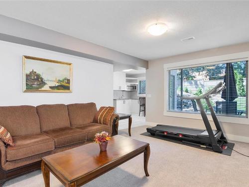 4932 Windsong Crescent, Kelowna, BC - Indoor Photo Showing Living Room